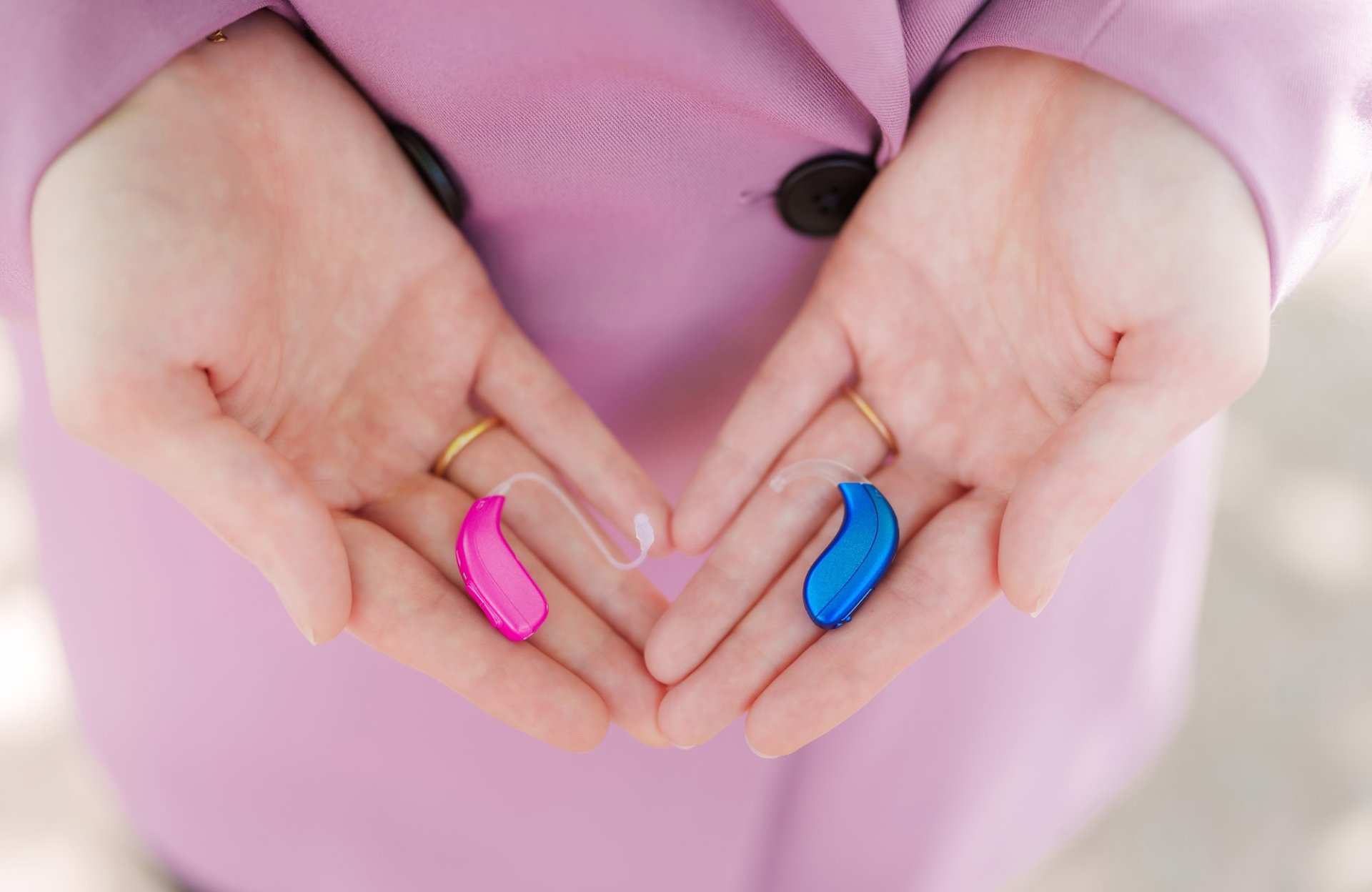 unterseite_03-02_hoergeraete_mit_akku_titelbild_v01_2000x1300