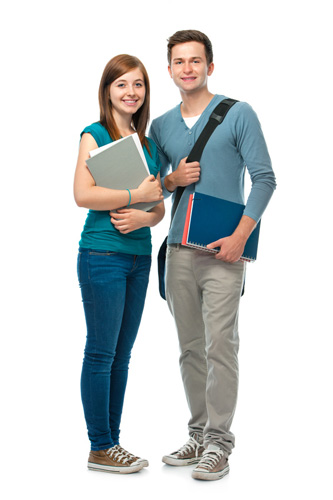Zwei lächelnde Studenten, männlich und weiblich, stehen nebeneinander und halten Lehrbücher. Die Frau trägt ein türkises T-Shirt und Jeans, während der Mann ein hellblaues Langarmshirt, eine graue Hose und eine schwarze Umhängetasche hat. Sie posieren vor einem weißen Hintergrund.