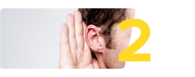 Person hält die Hand hinter das Ohr, um das Hören zu verbessern, neben der Zahl 2 in der Ecke, die möglicherweise auf eine Sequenz oder einen Schritt hinweist.