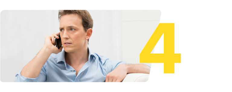 Nachdenklicher junger Mann in einem blauen Hemd führt ein ernstes Telefonat auf seinem Smartphone, mit der großen Zahl 4 in der Ecke als möglicher Hinweis auf einen Schritt oder eine Reihenfolge.
