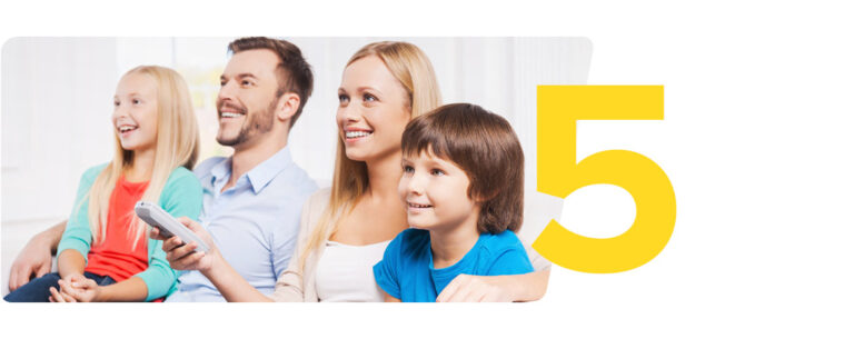 Fröhliche vierköpfige Familie genießt gemeinsam Unterhaltung auf dem Sofa, wobei ein Erwachsener die Fernbedienung hält, neben der großen gelben Zahl 5, die auf einen Schritt oder eine Reihenfolge hinweist.