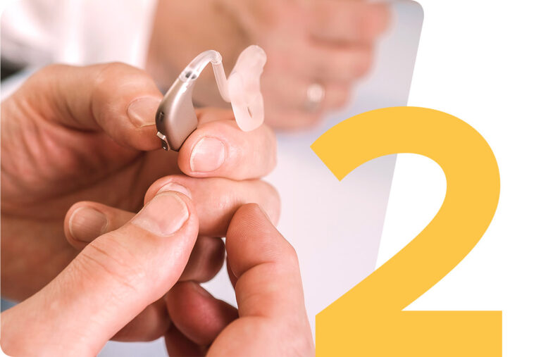 Nahaufnahme einer Hand, die ein modernes Hörgerät hält, symbolisiert persönliche Anpassung und technische Kompetenz im Bereich der Hörakustik.