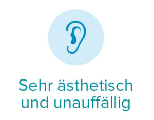 Das Bild zeigt einen hellblauen Kreis mit einem weißen Ohrsymbol in der Mitte, begleitet von dem Text "Sehr ästhetisch und unauffällig", was auf die diskrete Gestaltung des Hörgeräts hinweist.