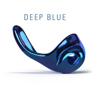 Abgebildet ist eine Otoplastik in einem satten, tiefblauen Farbton, benannt als "DEEP BLUE". Die glänzende Oberfläche reflektiert das Licht und unterstreicht die hochwertige Verarbeitung und das ästhetische Design des Hörgerätzubehörs.