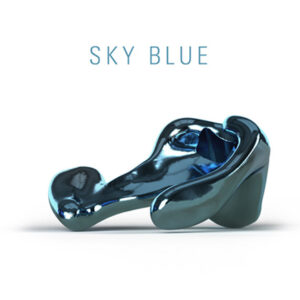 Abgebildet ist eine Otoplastik in einem satten, silbrigen blau Farbton, benannt als "SKY BLUE". Die glänzende Oberfläche reflektiert das Licht und unterstreicht die hochwertige Verarbeitung und das ästhetische Design des Hörgerätzubehörs.