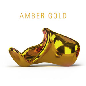 Abgebildet ist eine Otoplastik in einem satten, goldenen Farbton, benannt als "AMBER GOLD". Die glänzende Oberfläche reflektiert das Licht und unterstreicht die hochwertige Verarbeitung und das ästhetische Design des Hörgerätzubehörs.