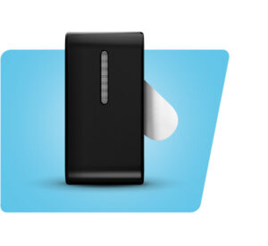 ConnectClip: Ein kabelloser Bluetooth®-Adapter mit Mikrofon für freihändiges Telefonieren und das Streamen von Musik und TV-Audio in Stereo direkt in die Hörgeräte, präsentiert auf einem blauen Hintergrund.