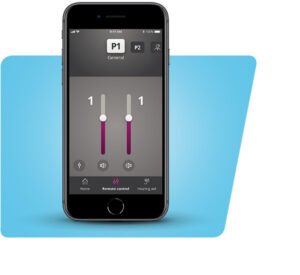 Smartphone-App: Ein Bildschirm zeigt eine App zur Steuerung von Hörgerätefunktionen, wie die Lautstärkeregelung und Bluetooth®-Vernetzung, die über ein Smartphone bedient wird, dargestellt auf einem blauen Hintergrund.